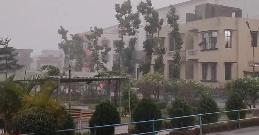 Bihar Weather Report:झारखंड के बाद अब बिहार में भी बदला मौसम का मिजाज, कई जिलों में शुरु हुई झमाझम बारिश