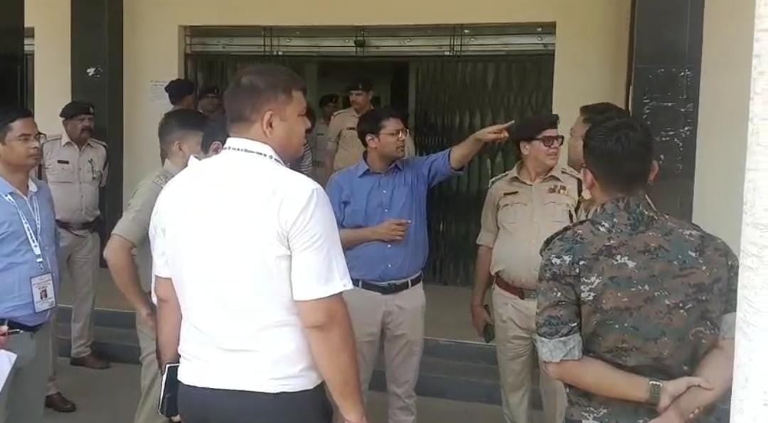 Loksabha Election: 25 मई को होनेवाले मतदान से पहले जमशेदपुर जिला प्रशासन अलर्ट, डीसी ने तमाम तैयारियों को लिया जायजा