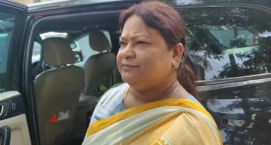 Dumka News : अचानक बीजेपी प्रत्याशी सीता पहुंची ससुर शीबू सोरेन के आवास, मंत्री बसंत सोरेन से की बात, चर्चा का बाजार गर्म