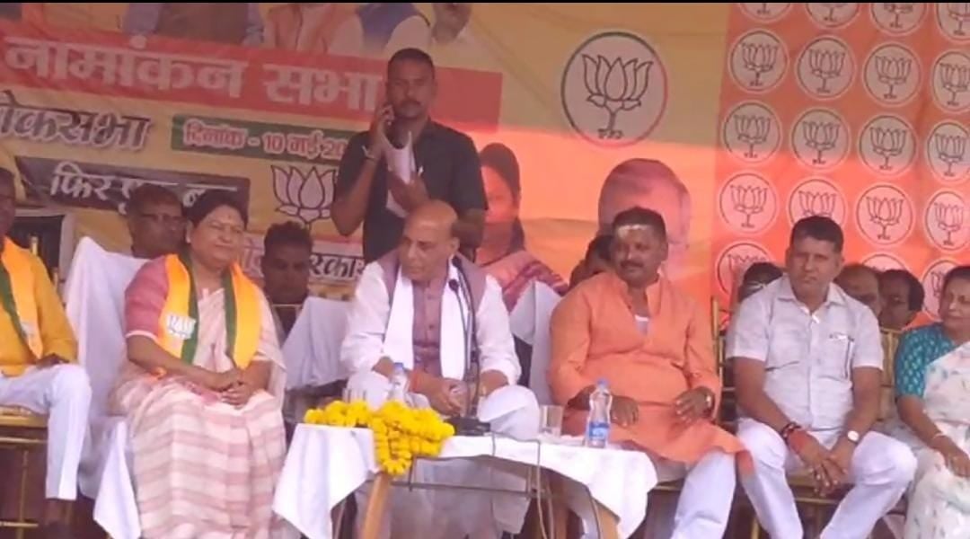 Dumka Loksabha Seat: सीता सोरेन के नामांकन के बाद झारखंड सरकार पर जमकर बरसे रक्षा मंत्री राजनाथ सिंह, लोगों से सीता के पक्ष में वोट की अपील की