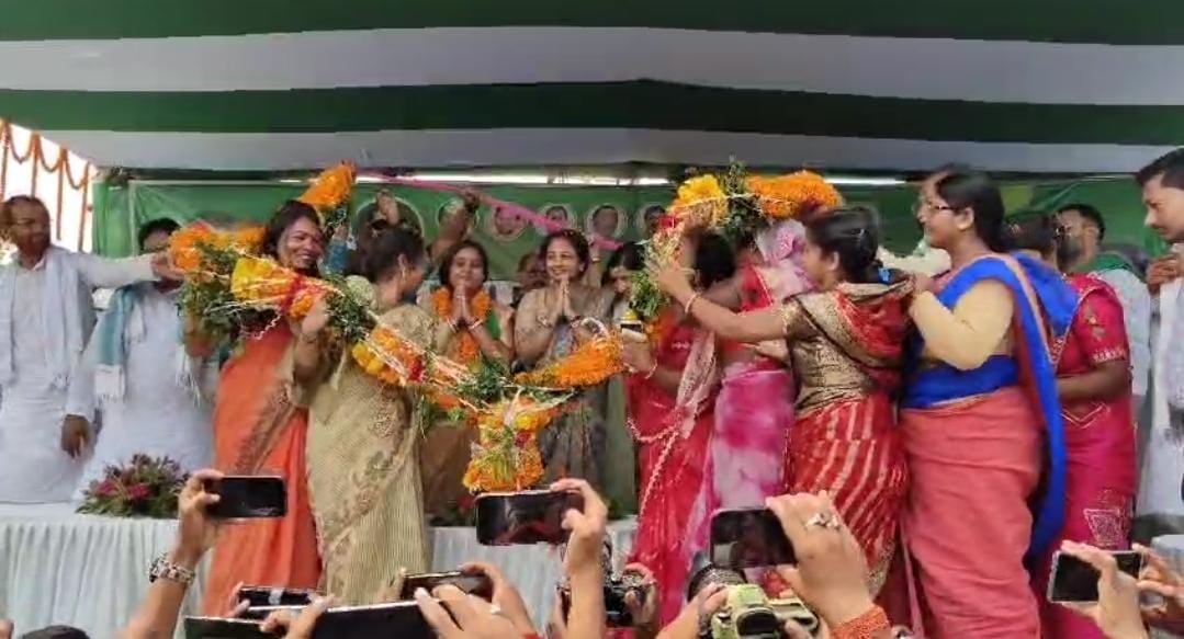 LS 2024: ममता भुइयां के लिए वोट मांगने पलामू पहुंची कल्पना सोरेन, कहा जनसैलाब बता रहा है कि आपलोगों ने अपनी बेटी बहु को स्वीकार किया है