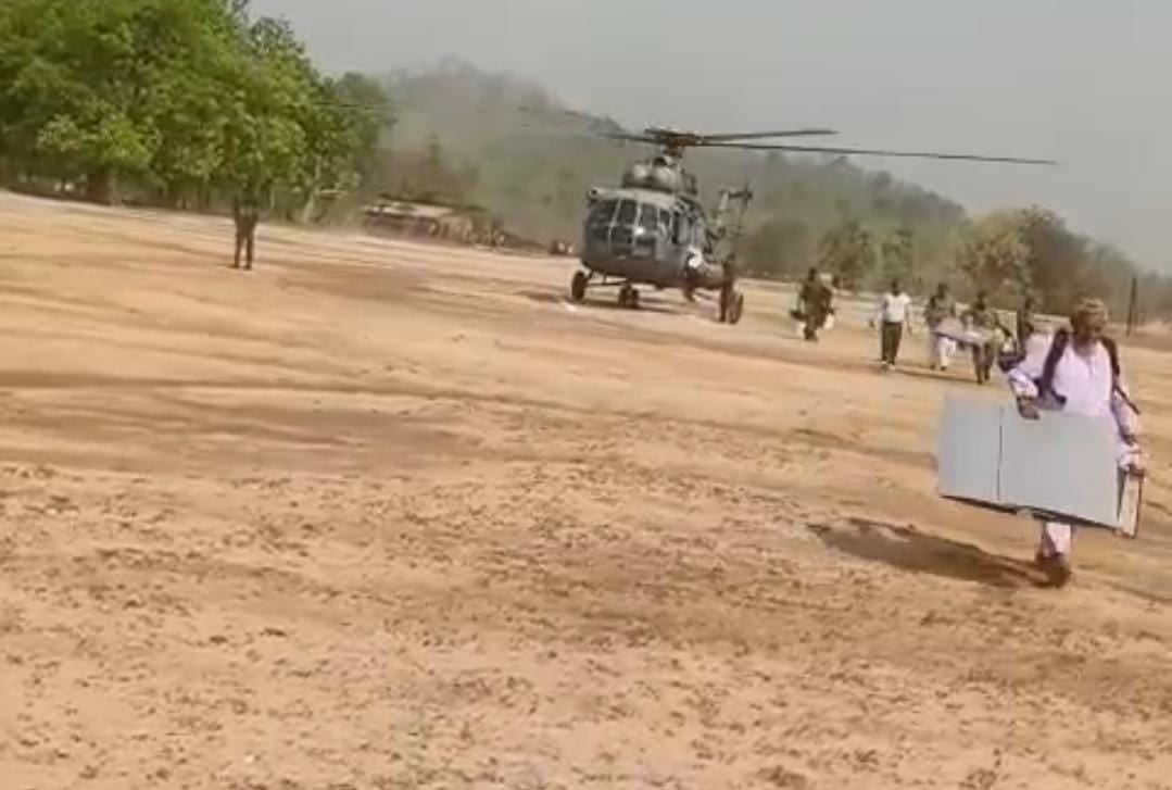 Loksabha Election 2024:पलामू लोकसभा क्षेत्र के लिए वोटिंग कल, नक्सल प्रभावित बूथ पर हेलीकॉप्टर से रवाना हुए मतदानकर्मी