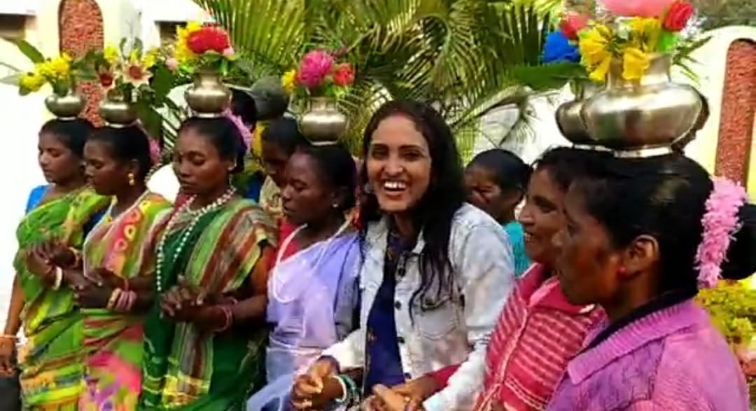 आया है ईशु / आया है आया मसीह / तू गुनाहगारों को देने सहारा….लुईस मरांडी के आवास पर यूं मना क्रिसमस