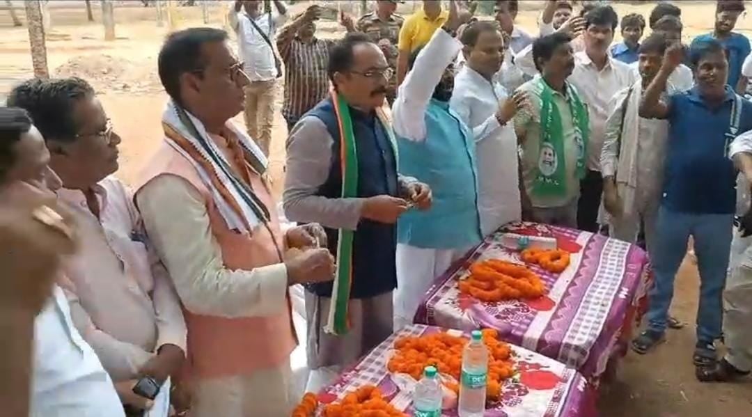 LS Election 2024: कल गोड्डा लोकसभा सीट के लिए प्रदीप यादव करेंगे नामांकन,भीड़ जुटाने की कोशिश में इंडिया गठबंधन के नेता