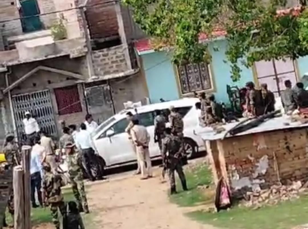 Bihar:बीएलओ की अनुपस्थिति में पर्ची के लिए आक्रोशित मतदाताओं ने पुलिस पर किया पथराव,पुलिस ने भी भांजी लाठियां