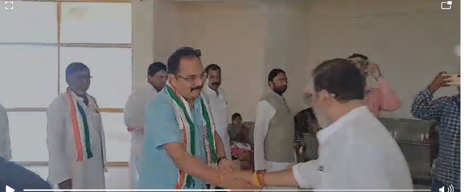 स्वस्थ्य लोकतंत्र की खुशनुमा तस्वीर: सियासी दंगल के बीच प्रदीप यादव और निशिकांत दुबे ने एक दूसरे से मिलाया हाथ