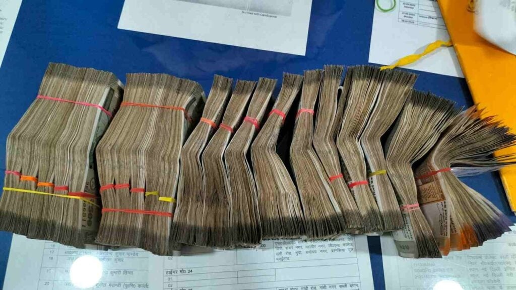 DHANBAD: वाहन चेकिंग में दो गाड़ियों से 11 लाख 60 हजार जब्त, जांच में जुटी पुलिस टीम