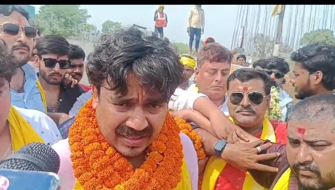 गोड्डा लोकसभा चुनाव होगा दिलचस्प! अभिषेक झा ने नामांकन किया दाखिल, गाड़ियों का काफिला बना चर्चा का विषय