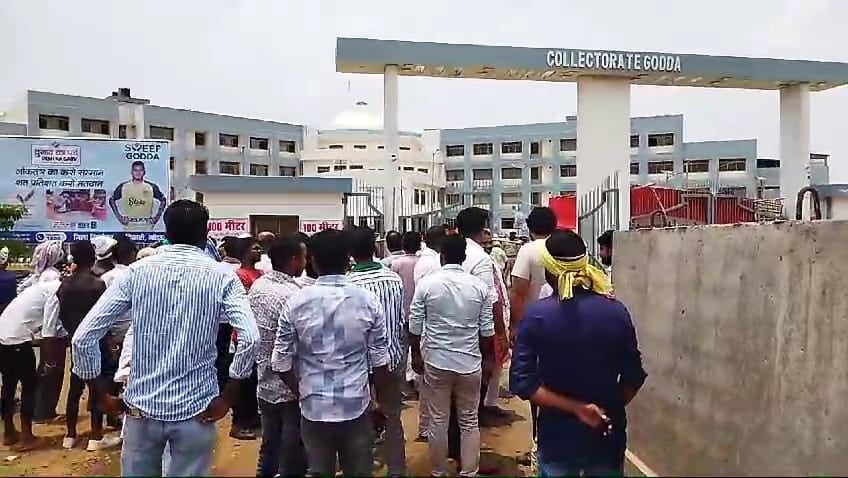 LS Poll in GODDA : कमल,हाथ,हाथी के बाद किसी को मिला अलमारी तो कोई बजायेगा सिटी तो कोई बांसुरी