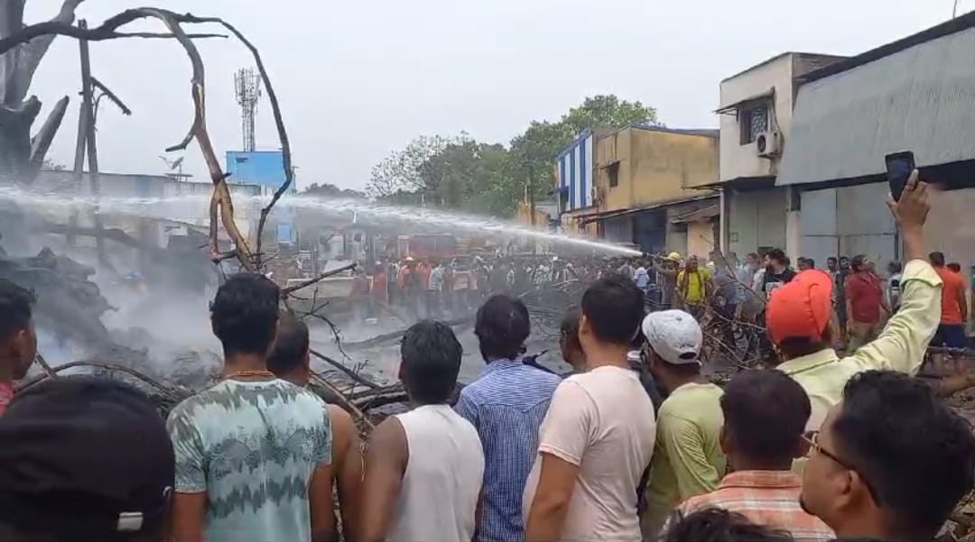 Breaking : जमशेदपुर में लकड़ी के टाल में लगी भीषण आग, लगभग दो करोड़ का सामान जलकर खाक