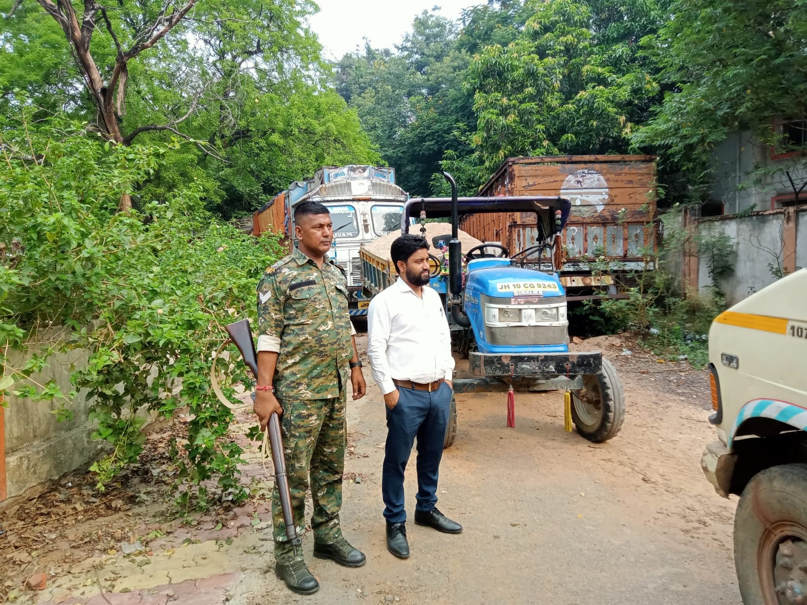 Dhanbad Breaking : खनन टास्क फोर्स रेस, बिना चालान के पत्थर और बालू ढोने वाले पांच वाहन जब्त