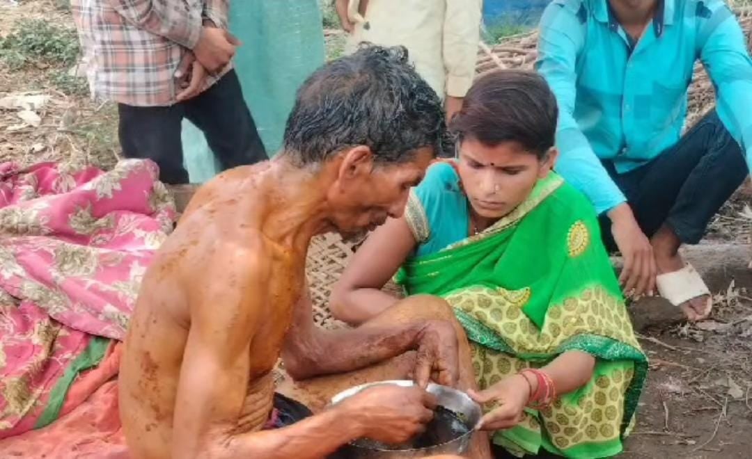 हैवानियत की सारे हदे पार!  दबंगों ने वृद्ध को मोटरसाईकिल में रस्सी बांधकर घसीटा, पढ़ें आगे क्या हुआ