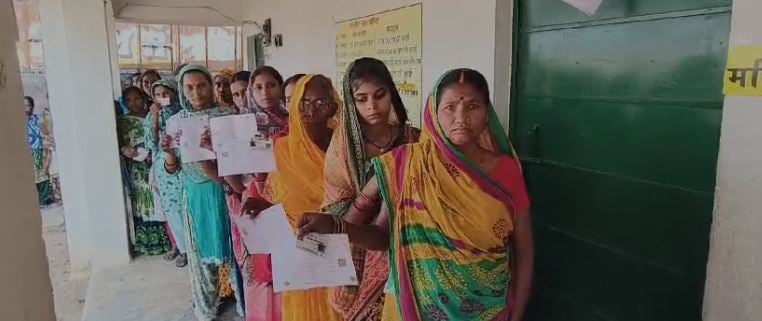 Gandey by-election:मतदान केन्द्रों पर महिलाओं की लम्बी कतार, कल्पना सोरेन के पॉलिटिकल डेब्यू पर फैसला आज