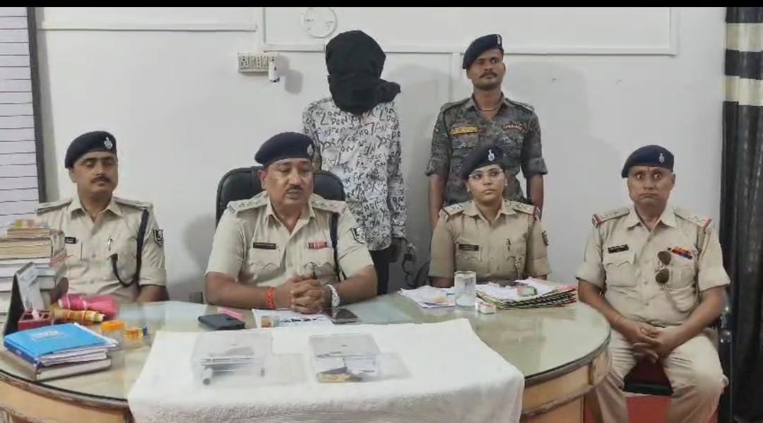 बेगूसराय पुलिस ने अपराध की योजना बना दो अपराधियों को दबोचा, एक देसी पिस्टल और गोली बरामद