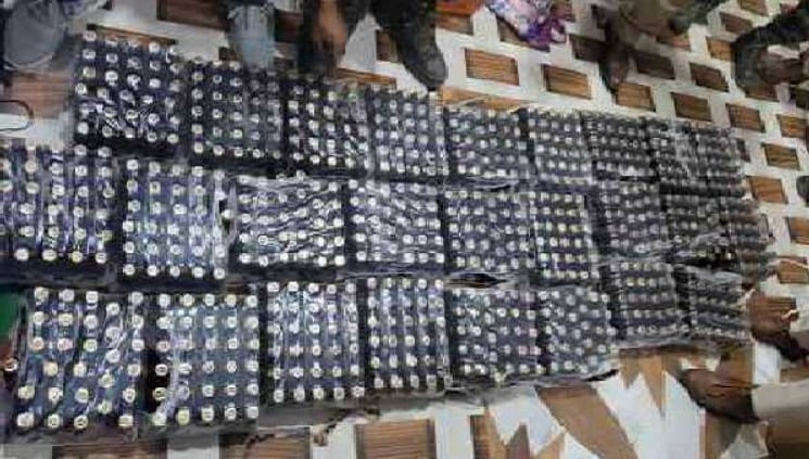 चाईबासा: ड्रग्स कारोबारी के घर से भारी मात्रा में प्रतिबंधित कफ सिरप बरामद, आरोपी फरार