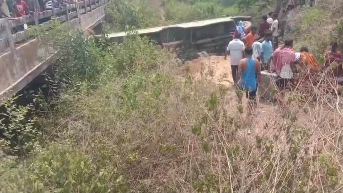 Breaking: खूंटी से जमशेदपुर जा रही यात्री बस गिरी पुल के नीचे, कई लोग घायल