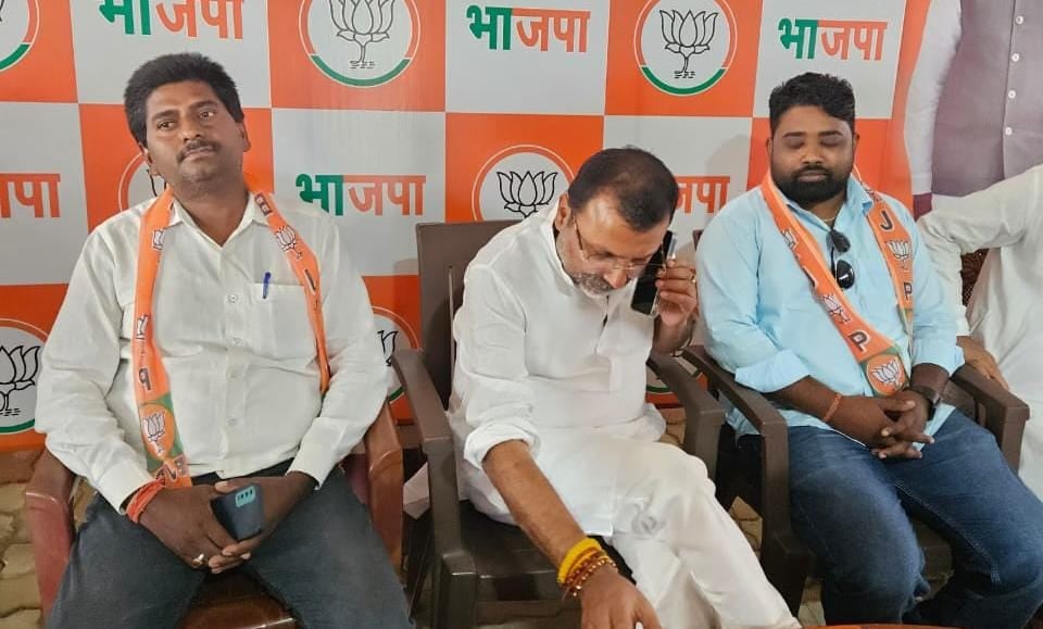 LS Election 2024: गोड्डा में इन दो कांग्रेस नेताओं ने थामा बीजेपी का दामन, निशिकांत दुबे ने किया जोरदार स्वागत