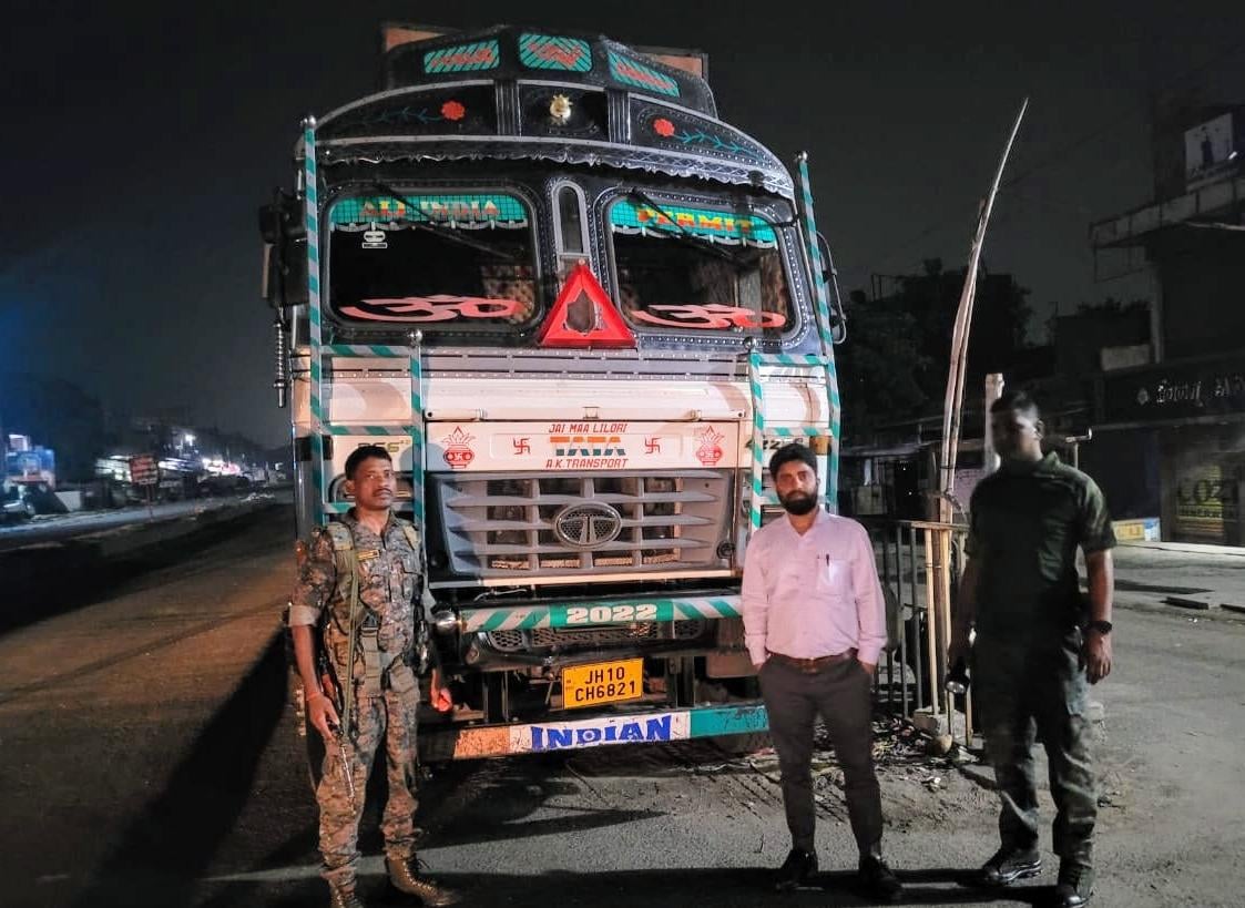 DHANBAD: एक्शन मोड में जिला टास्क फोर्स, फिर पकड़ाया अवैध कोयला लोड तीन ट्रक
