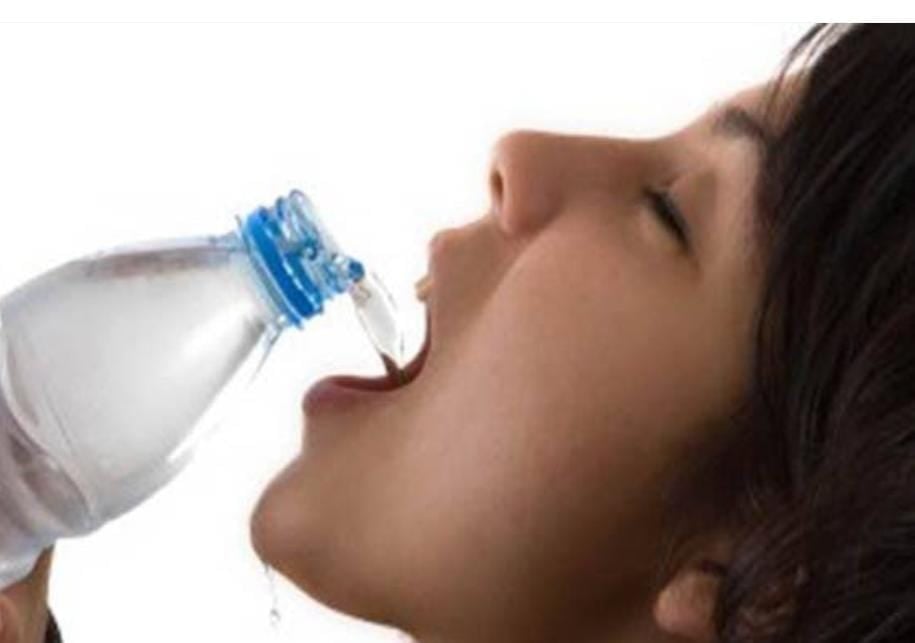 चिलचिलाती धूप से आकर कितने देर बाद पीयें पानी, जानें सही समय और तरीका