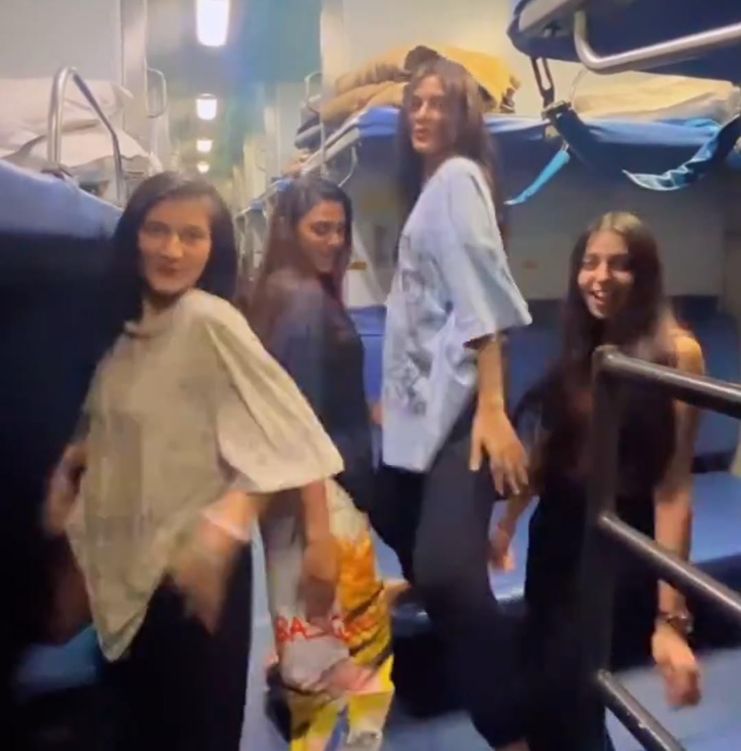 'मुन्नी बदनाम हुई डार्लिंग तेरे लिए' गाने पर चार लड़कियों ने ट्रेन में किया ज़ोरदार डांस, लोगों ने कहा भारतीय रेल अब डांस बार बन गई, देखिए VIDEO