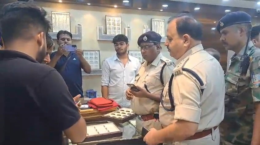 Crime News: अपराधियों ने जमशेदपुर पुलिस को दी चुनौती, सोनारी मेन रोड के ज्वेलरी दुकान में दिनदहाड़े की डकैती