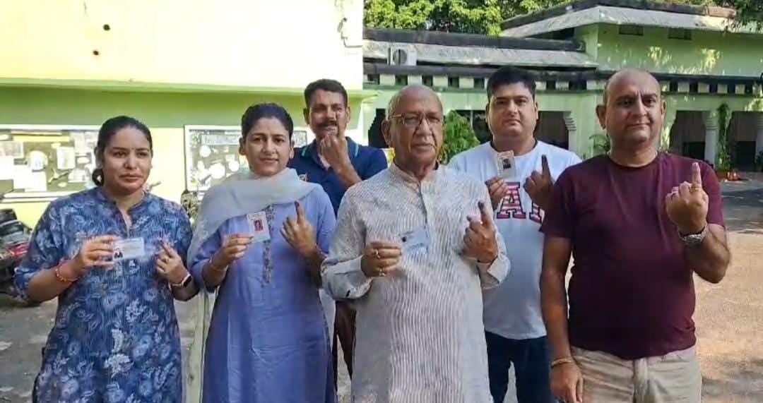 LS Election 2024:लौहनगरी में वोटिंग को लेकर उत्साह, सुबह 7 बजे से ही मतदताओं की लगी लंबी कतार, विधायक सरयू राय ने भी किया मतदान