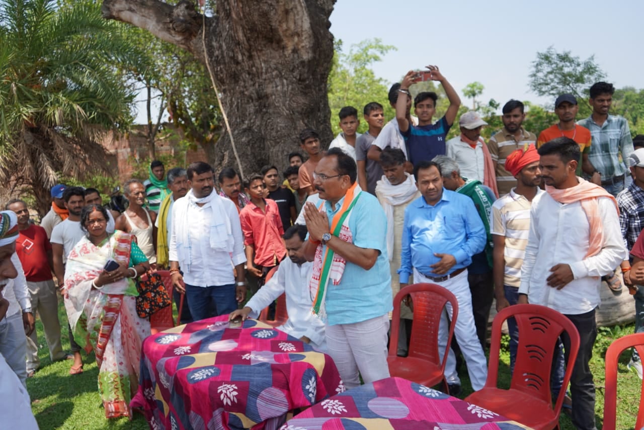 Godda Loksabha Seat :देवघर प्रखंड में प्रदीप यादव का चुनावी दौरा,मतदाताओं को कांग्रेस मेनिफेस्टो से अवगत कराया