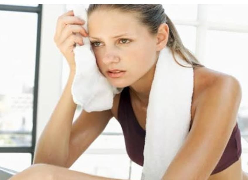 आपको भी तेज गर्मी में आता है कम पसीना, तो हो जाएं सावधान, इन गंभीर बीमारियों के है लक्षण