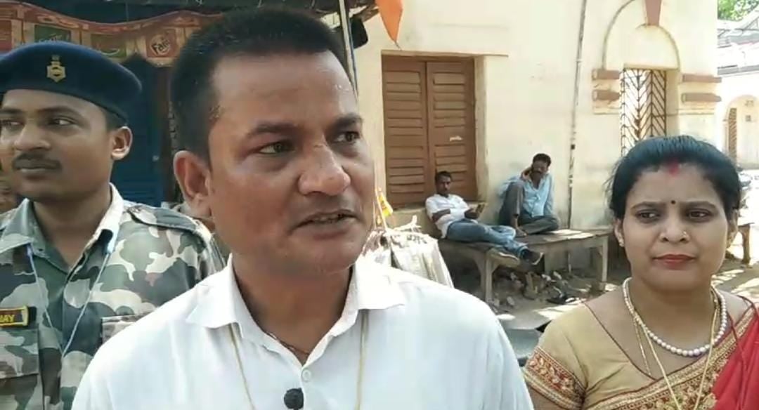 LS Election 2024: चुनाव के अनेकों रंग! कोई काफिला लेकर, तो कोई पैदल ही कर रहा चुनाव का प्रचार प्रसार,पढ़ें गोड्डा के रण में किस नए महारथी की हुई एंट्री