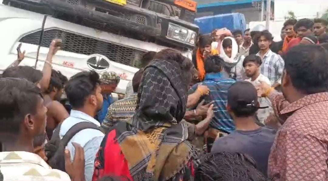 सरायकेला में भीषण सड़क हादसा! तेज रफ्तार ट्रेलर अनियंत्रित होकर पलटा, ड्राइवर घायल