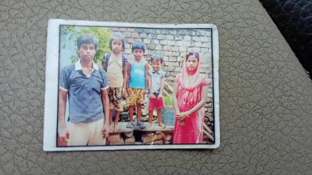 जब प्यार चढ़ा परवान तो तीन बच्चों की मां आशिक़ संग हुई फरार, अब बच्चे रो- रोकर पूछ रहे पापा कहां गई मां