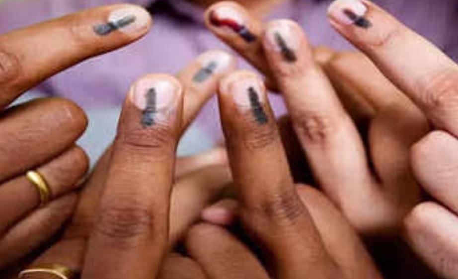 LS Election 2024: दुमका लोकसभा सीट के लिए वोटिंग कल, मतदान कर्मियों को मतदान स्थल के लिए किया गया रवाना