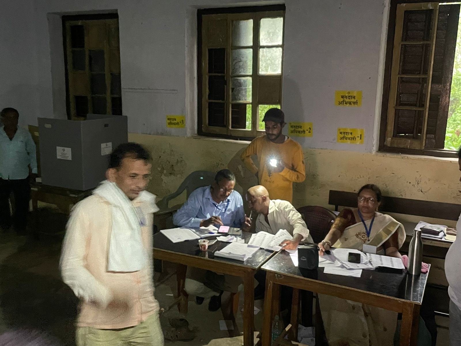 Deoghar Loksabha Election: मोबाइल के फ्लैश लाइट में चल रही मतदान की प्रक्रिया, मतदाताओं में नाराजगी