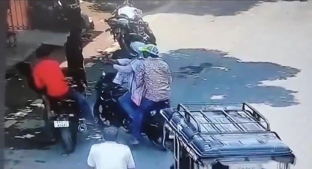 Crime News Bihar:अपराधियों ने दो युवकों को मारी गोली, एक की मौत,एक गंभीर रुप से घायल, फायरिंग का वीडियो वायरल