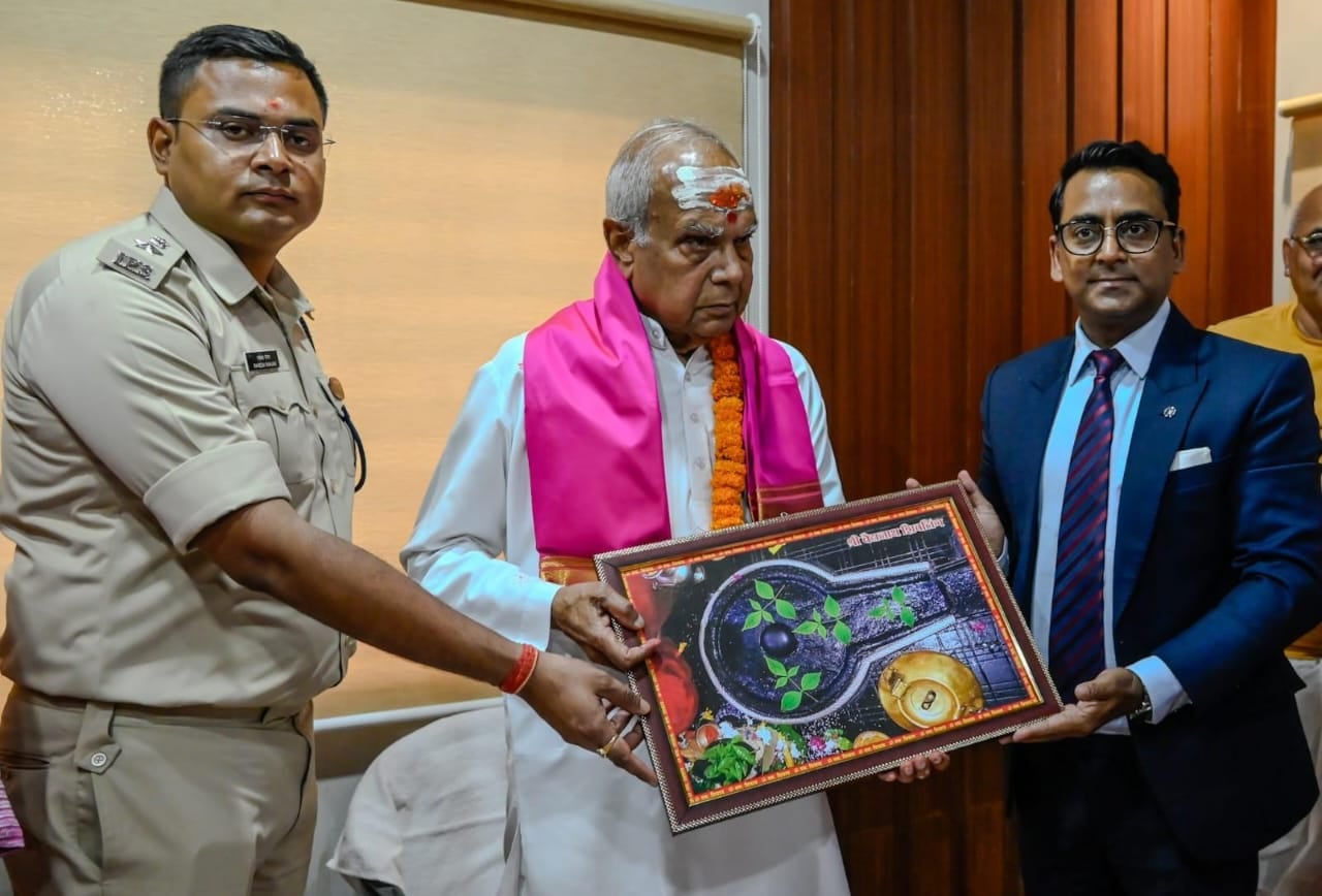 देवघर पहुंचे पंजाब के राज्यपाल,  बाबा मंदिर में की पूजा अर्चना,देश की खुशहाली और सुख समृद्धि की कामना की