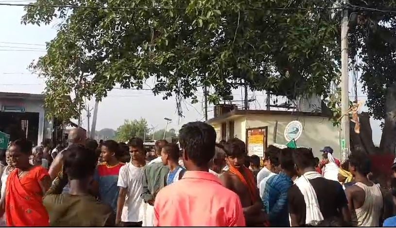 पानी की किल्लत से परेशान लोगों ने किया NH 110  जाम, बीच सड़क पर की आगजनी