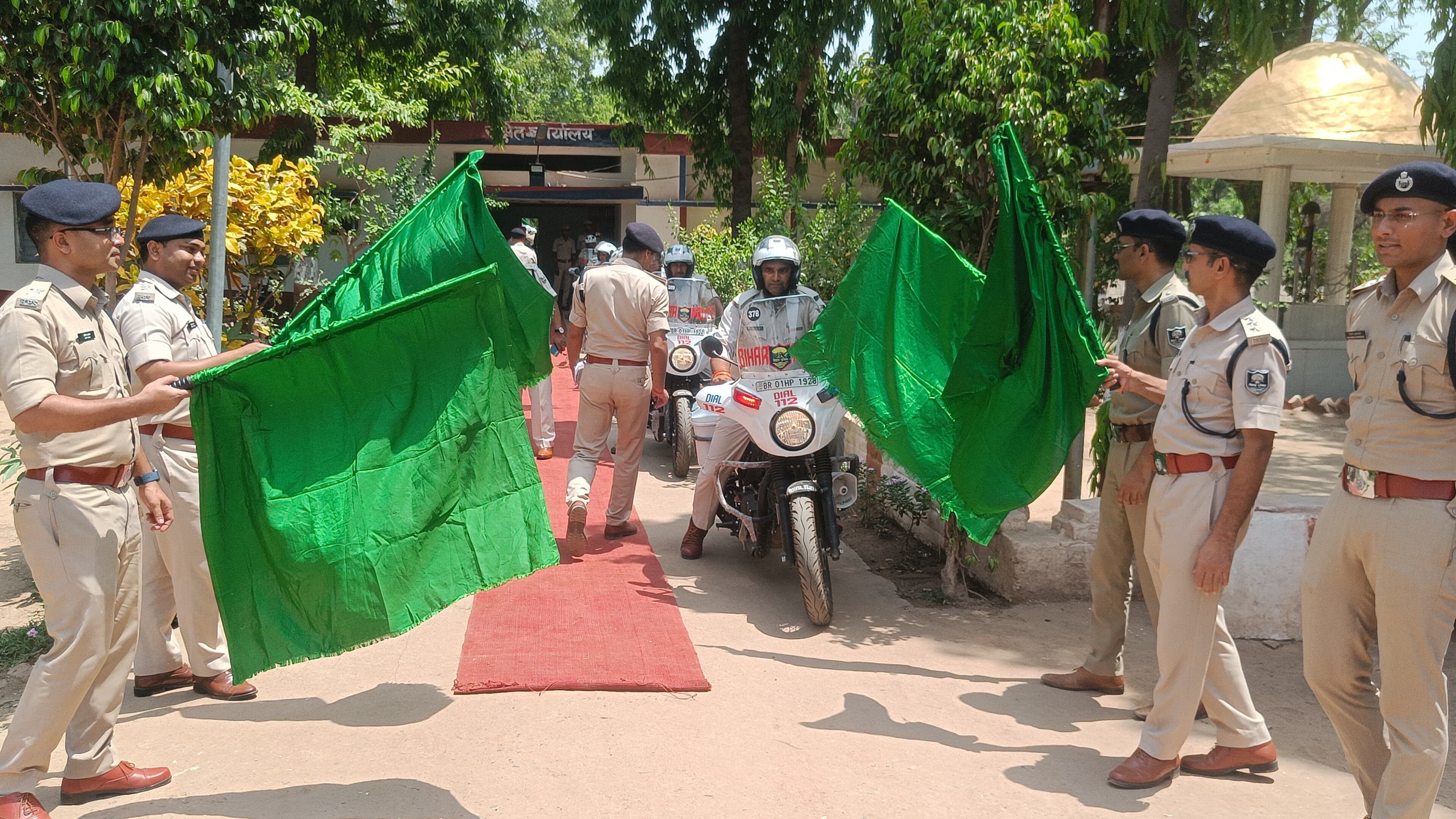 नालंदा:डायल 112 बाइक को डीएसपी ने हरी झंडी दिखाकर किया रवाना , सूचना के 20 मिनट के अंदर पीड़ित को मिलेगी मदद