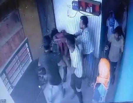 रांची में मनचलों के हौसले बुलंद! छेड़खानी का विरोध करने पर लड़की के भाई को पहले सड़क पर दौड़ा कर पीटा बाद में घर में घुस कर मारपीट, देखिए वीडियो