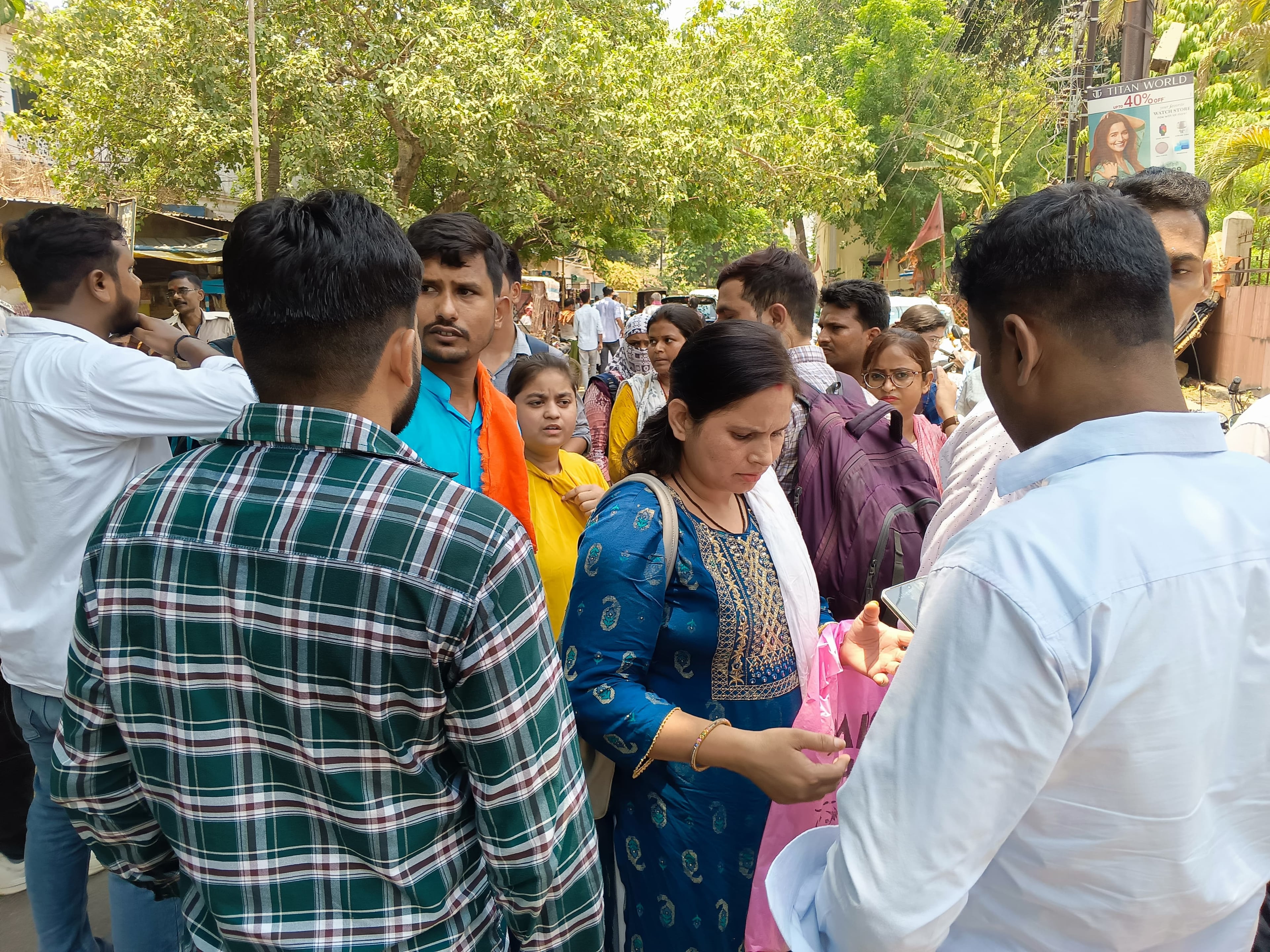 बिहार में यह कैसा सुशासन! सेंटर पर पहुंचे अभ्यर्थी तो पता चला रद्द हो गया नर्सिंग का इंटरव्यू