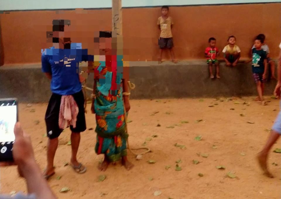 दुमका: अवैध संबंध के शक में रविवार रात से ही ग्रामीणों के चंगुल में था महिला पुरूष, मुक्त कराने में छूटे पुलिस के पसीने