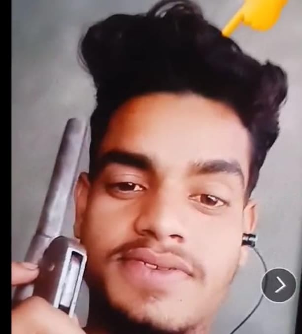 बिहार के युवाओं पर चढ़ा देशी कट्टे के साथ रील्स बनाने का नशा!  अररिया के इन युवकों  पर शिकंजा कसने में जुटी पुलिस