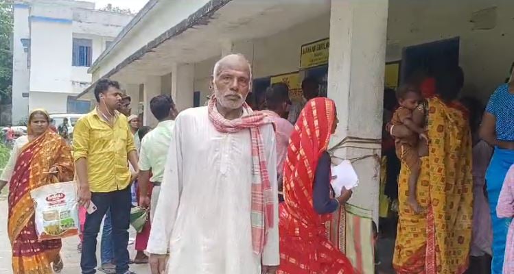 कटिहार: बारसोई प्रखंड में आधार सुधार के लिए उमड़ी भीड़, सुविधाओं की कमी से लोग परेशान