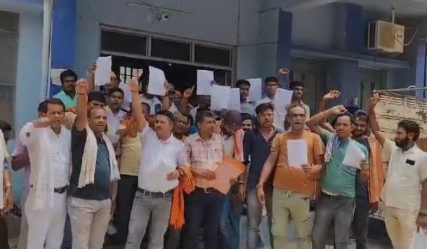 बिहार में एम्बुलेंस कर्मियों का प्रदर्शन: वेतन न मिलने से नाराज कर्मियों ने सिविल सर्जन का किया घेराव