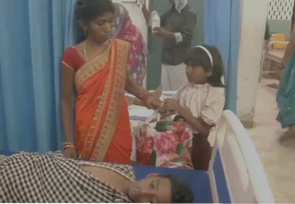 भीषण गर्मी से बांका में आधार सेंटर पर तीन व्यक्ति हुए बेहोश, मौके पर शटर गिराकर कर्मी हुए फरार