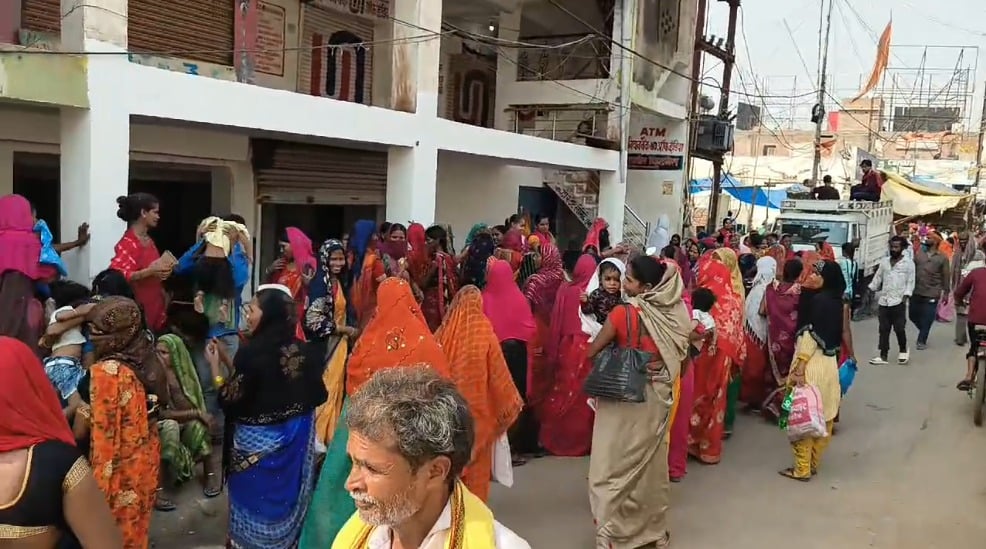 कैमूर: कांग्रेस के खटाखट पैसे मिलने वाली गारंटी पर सैकड़ों महिलाएं पहुंची सीएसपी सेंटर, अब पैसे मिलने का कर रही इंतजार