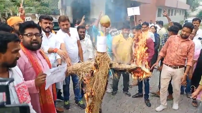 रांची : शिलापट तोड़ने के विरोध में भाजपाइयों ने किया पुतलादहन, कहा- फिर से शिलान्यास पट लगाए बोर्ड वर्ना उग्र आंदोलन करेगी युवा मोर्चा