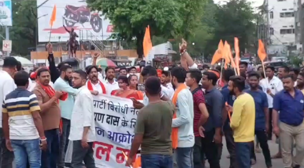 संताल  में भाजपा सांसद और विधायकों के बीच मचा घमासान, समर्थक एक दूसरे का फुक रहे पुतला