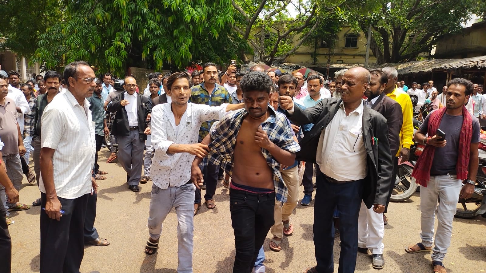 दुमका:कोर्ट परिसर में बाइक चोरी करते पकड़ाया चोर, अधिवक्ताओं ने जमकर की पिटाई,फिर  किया पुलिस के हवाले