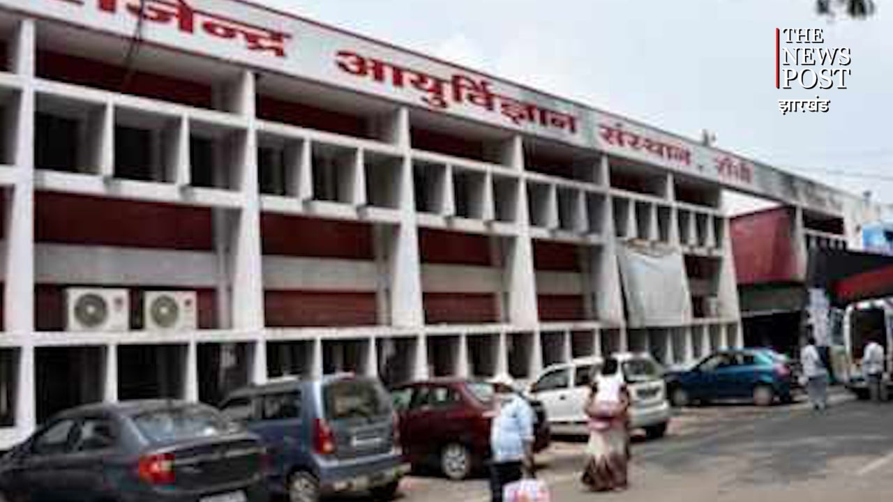 रिम्स में जूनियर डॉक्टरों ने किया ओपीडी का बहिष्कार, परेशान रहे मरीज