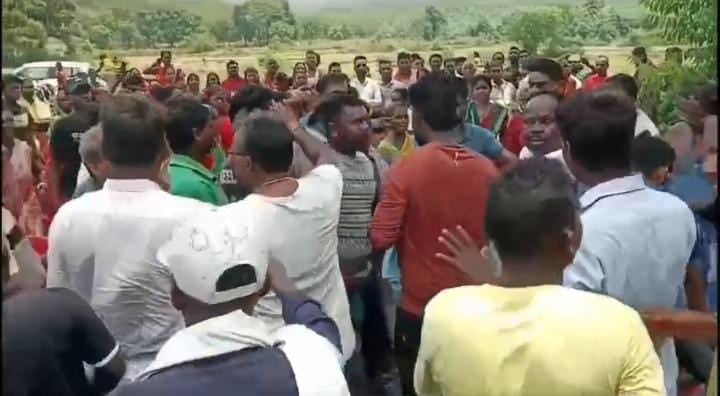 सरायकेला:24 साल बाद बुरुडीह को मिली डिग्री कॉलेज की सौगात, लेकिन ग्रामसभा में ही भिड़ गए दो पक्ष, पढ़ें वजह